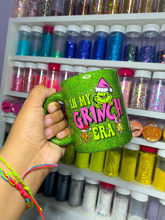 TAZA DE VIDRIO 11oz - IN MY GRINCH ERA (Sellada con Resina)